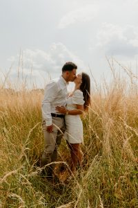 Couple Marie-Camille et Edouard bisous