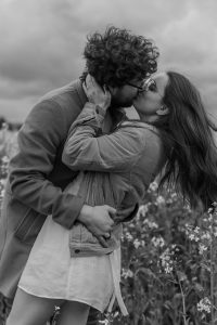 couple bisous dans le champs de colza