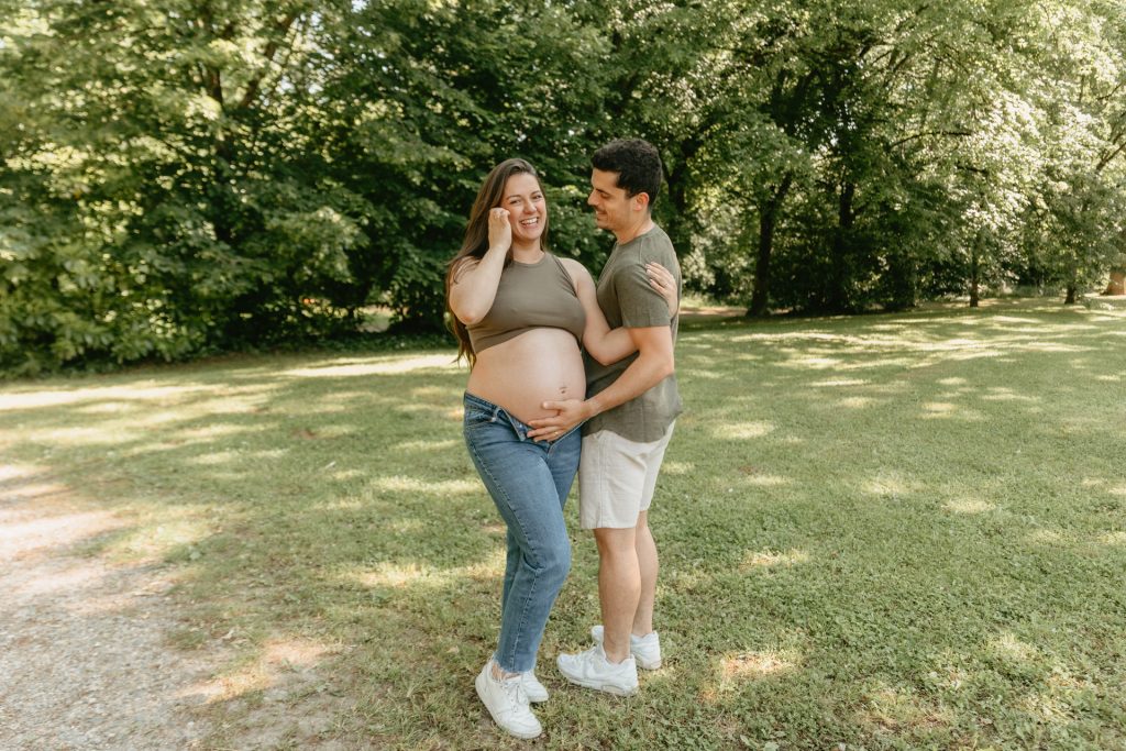 Seance grossesse naturelle extérieur femme enceinte