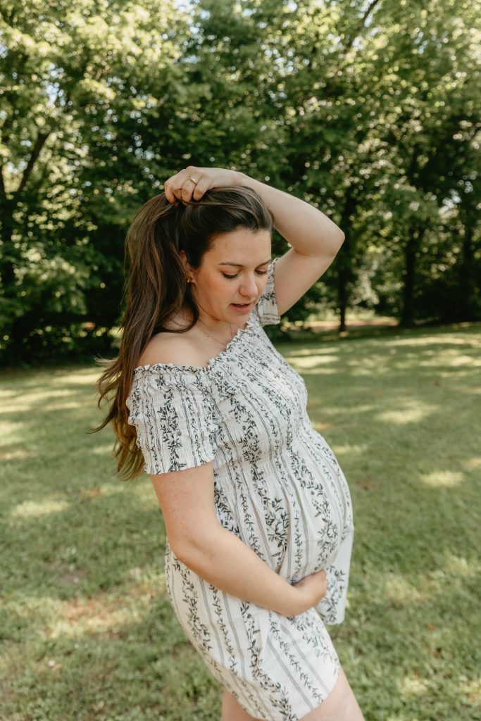 Seance grossesse naturelle extérieur femme enceinte