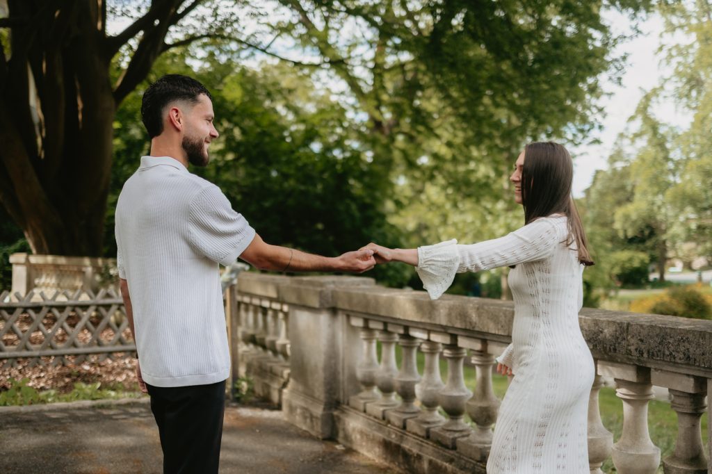 Arthur et Mélissa se tenant la main pendant leur séance photo