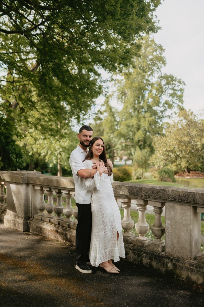 Arthur et Mélissa enlacés dans le jardin des plantes