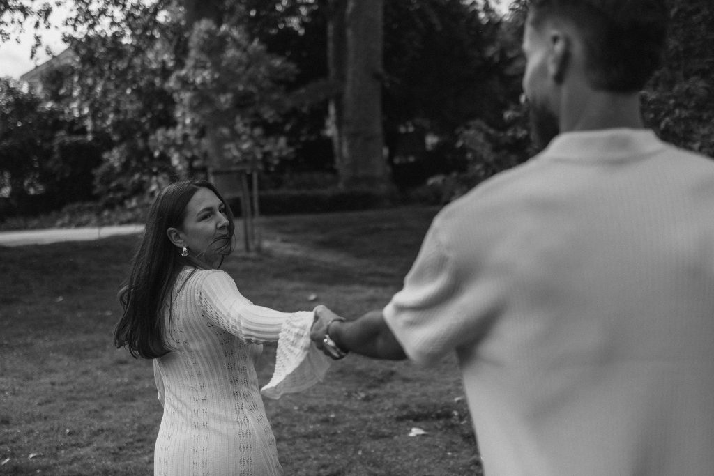 Arthur et Mélissa marchant ensemble pendant leur séance photo