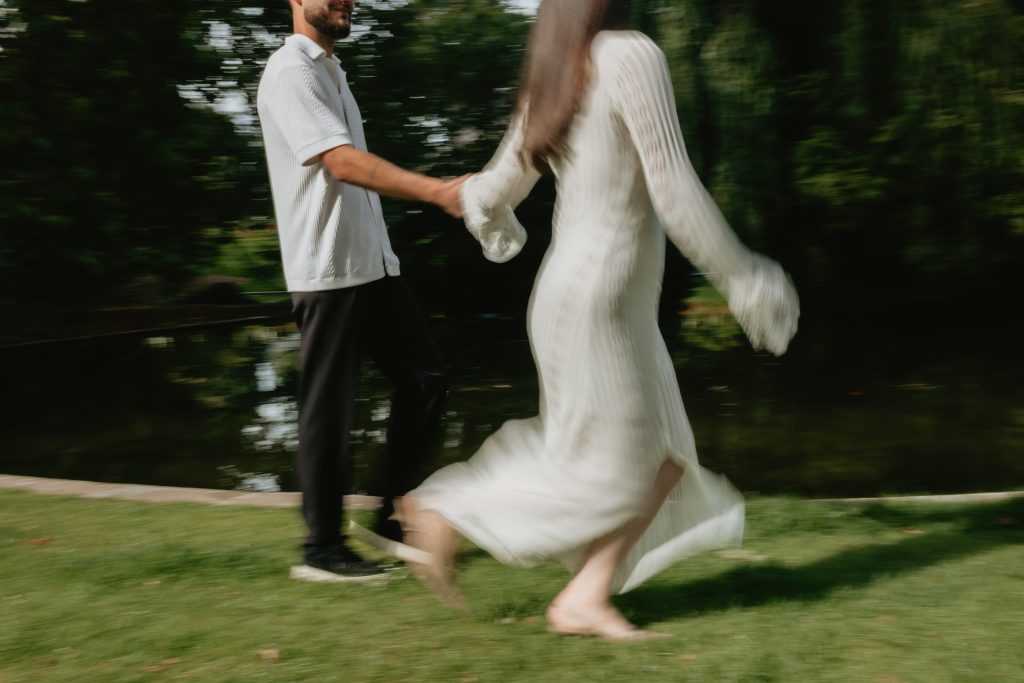 Arthur et Mélissa qui courent dans l’herbe