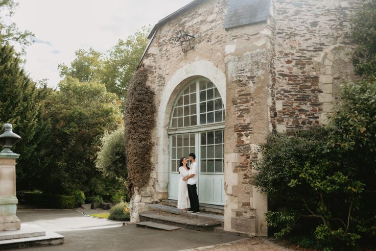 Melissa et Arthur lors de leur séance photo couple au jardin des plantes d’angers