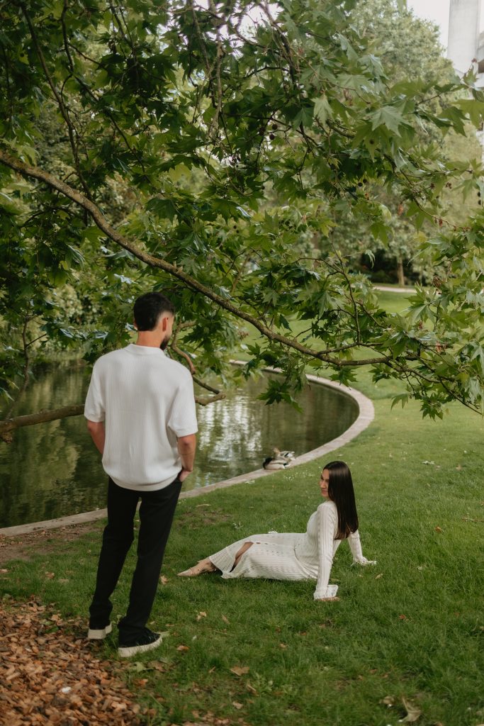 Arthur et Mélissa Posent dans l’herbe
