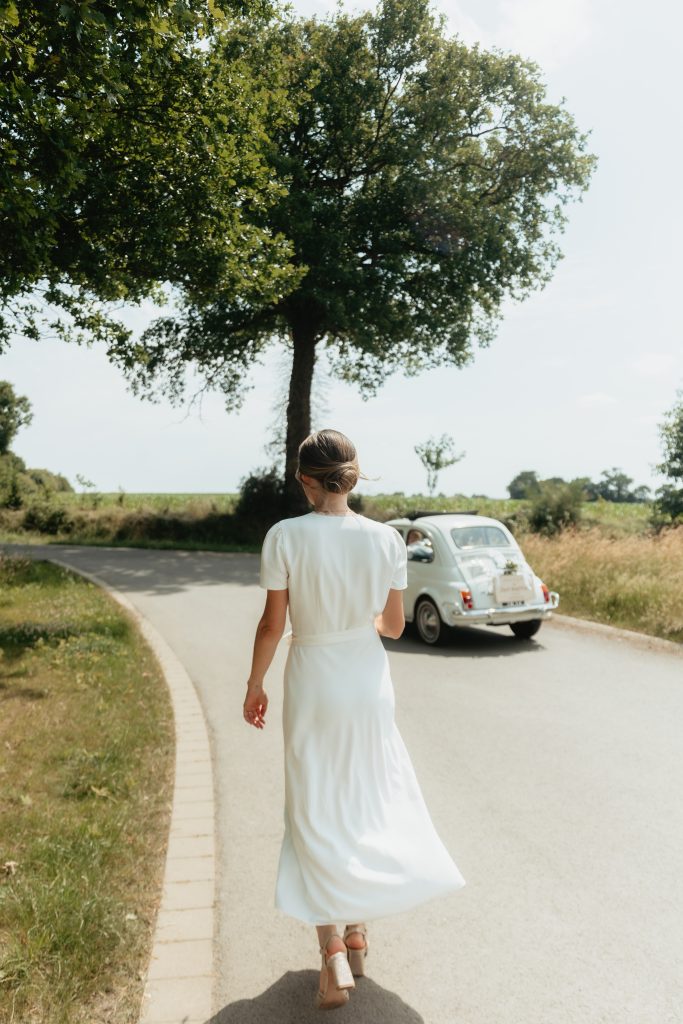 Mariée qui marche en mouvement