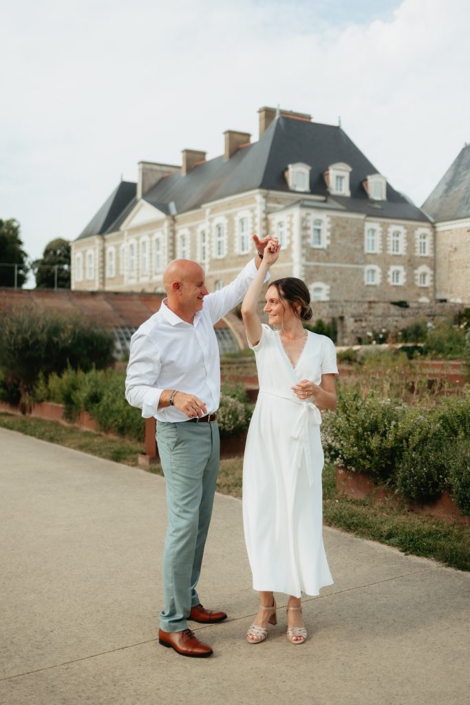 Photo des mariés devant le château