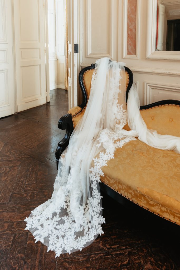 Voile de la mariée sur le canapé
