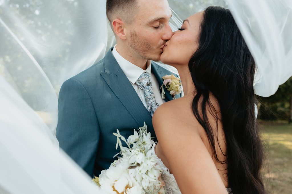 Bisous des mariés sous le voile