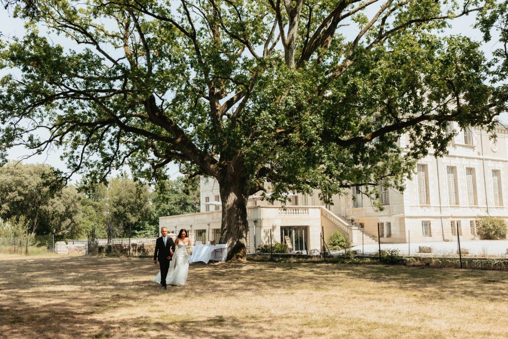 Arrivée de la mariée avec son papa au lieu de la cérémonie laïque
