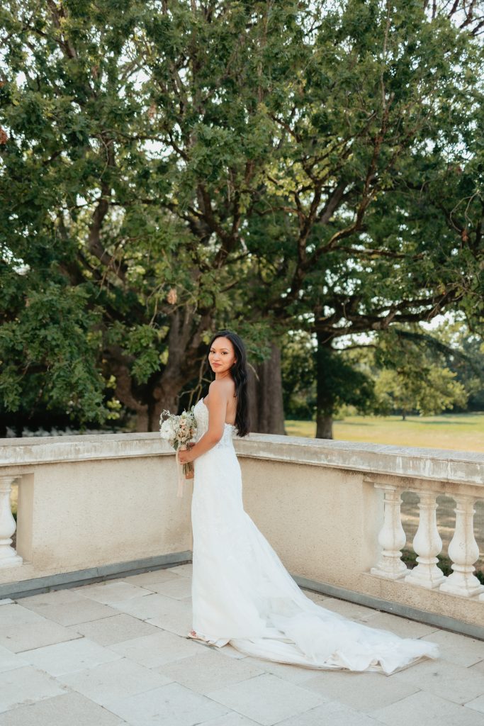 Portrait de la mariée sous les arbres