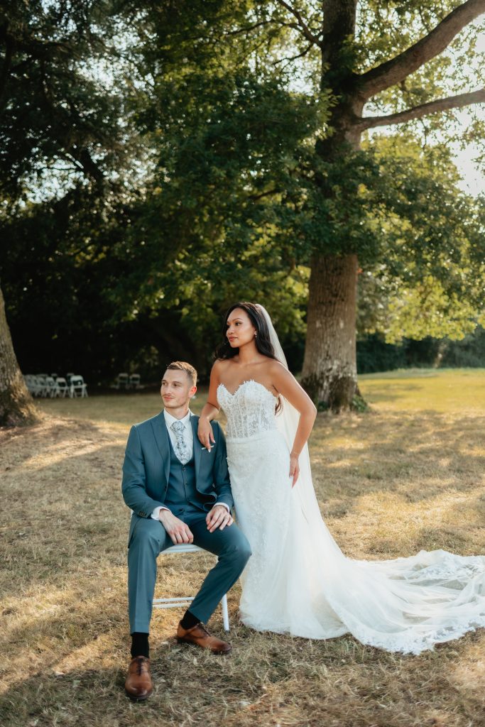 Couple de mariés qui posent dans le jardin du chateau
