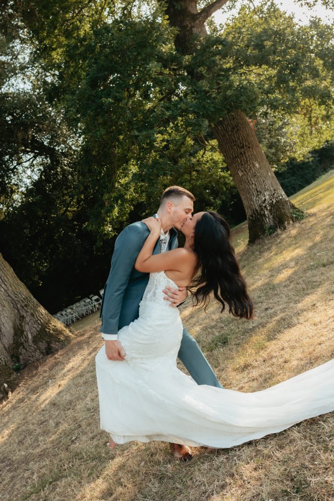Le marié porte la mariée en arrière en lui faisant un bisous