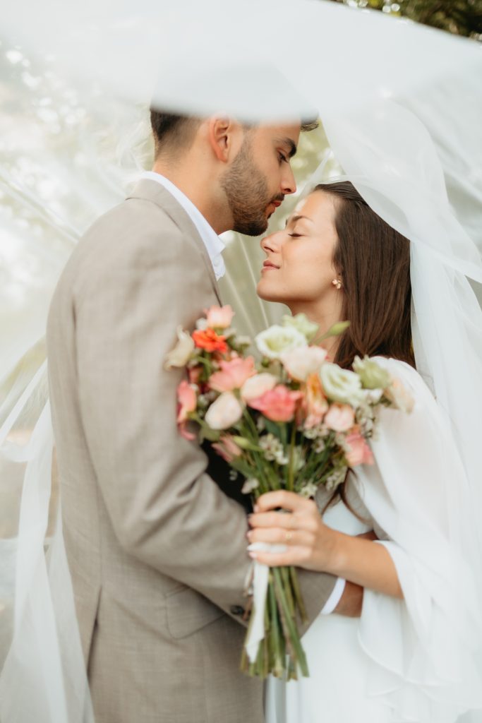 Photo de couple des mariés sous le voile