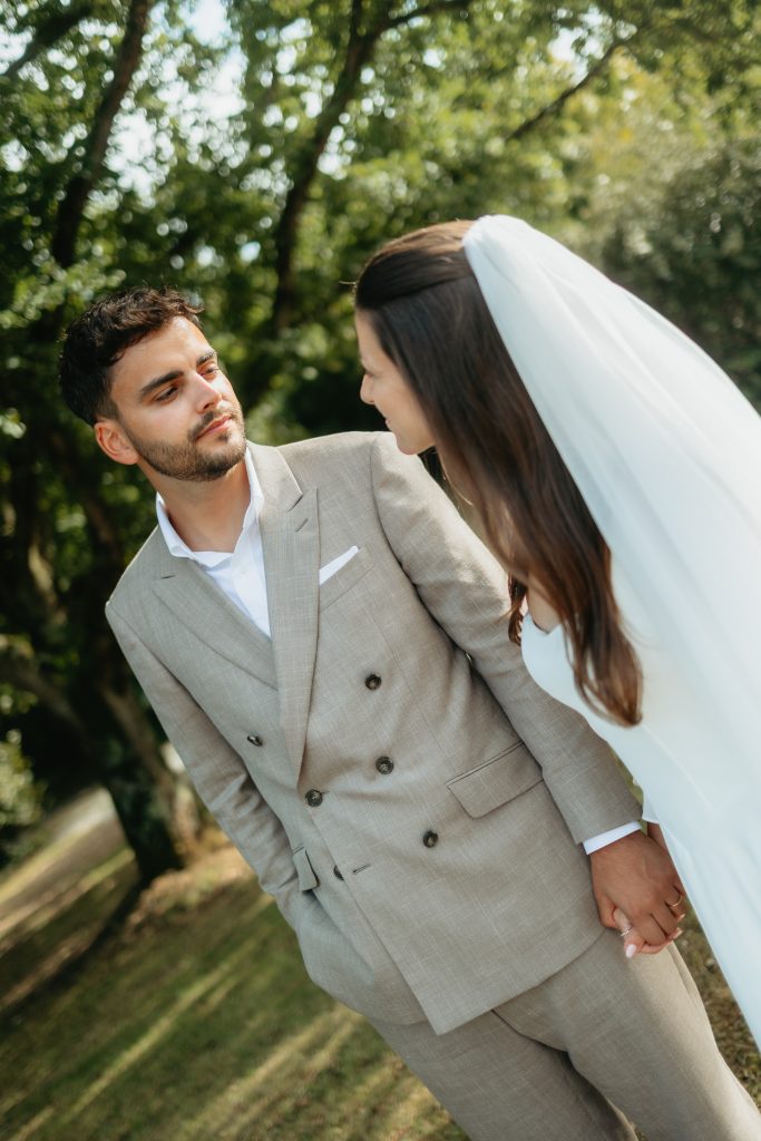 Regard échangé entre les mariés dans le jardin
