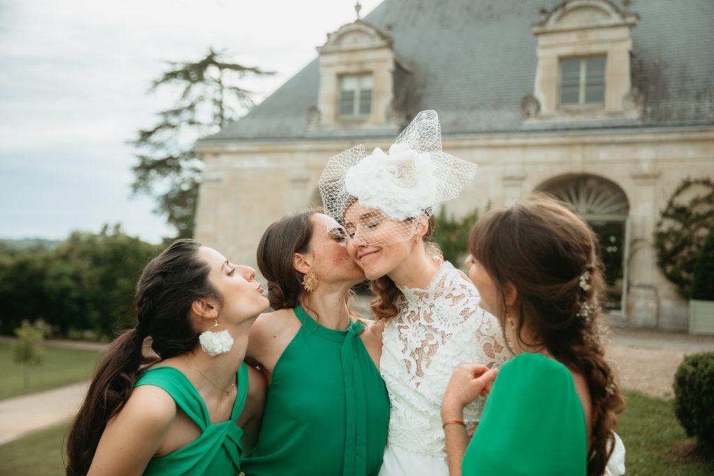 Les demoiselles d’honneurs embrassent la mariée