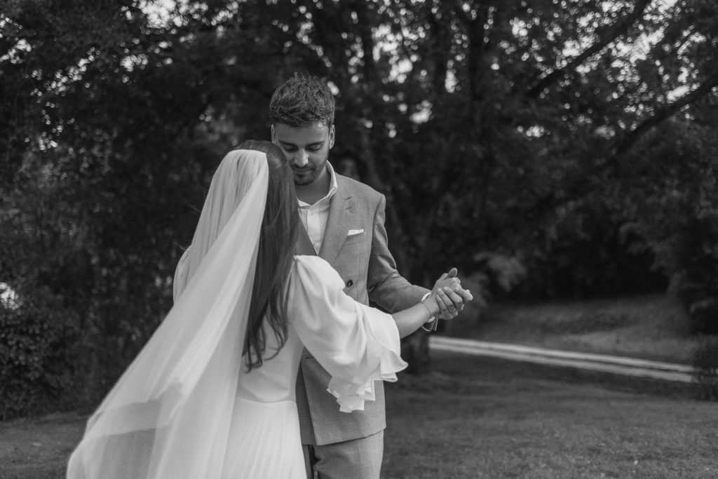 Les mariés réalisent leur première danse pendant la séance couple