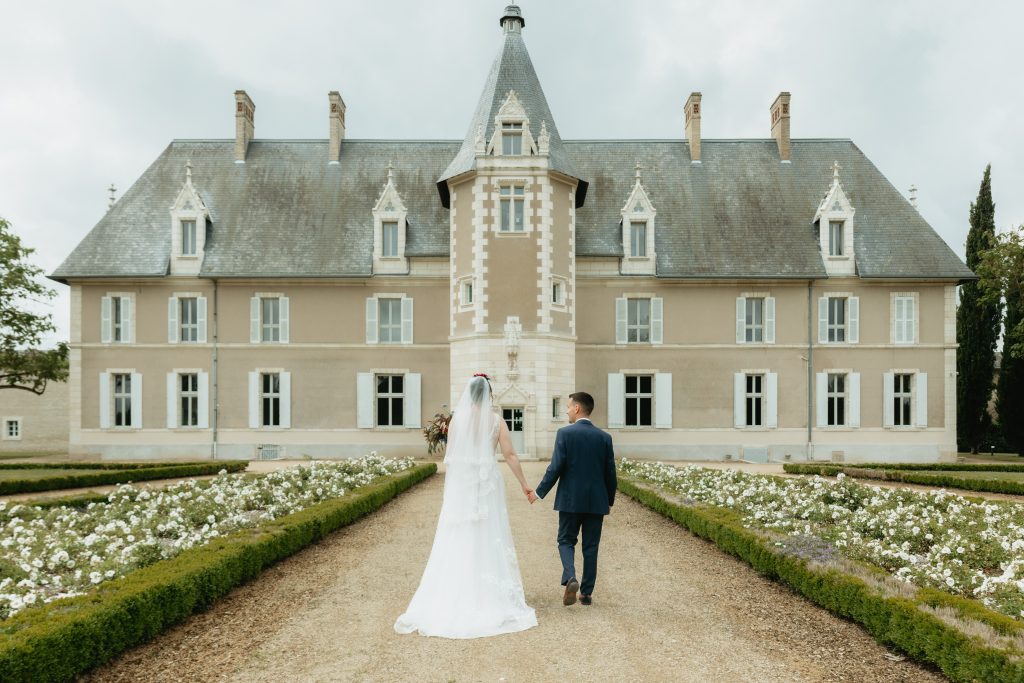 Mariés qui marchent vers le chateau