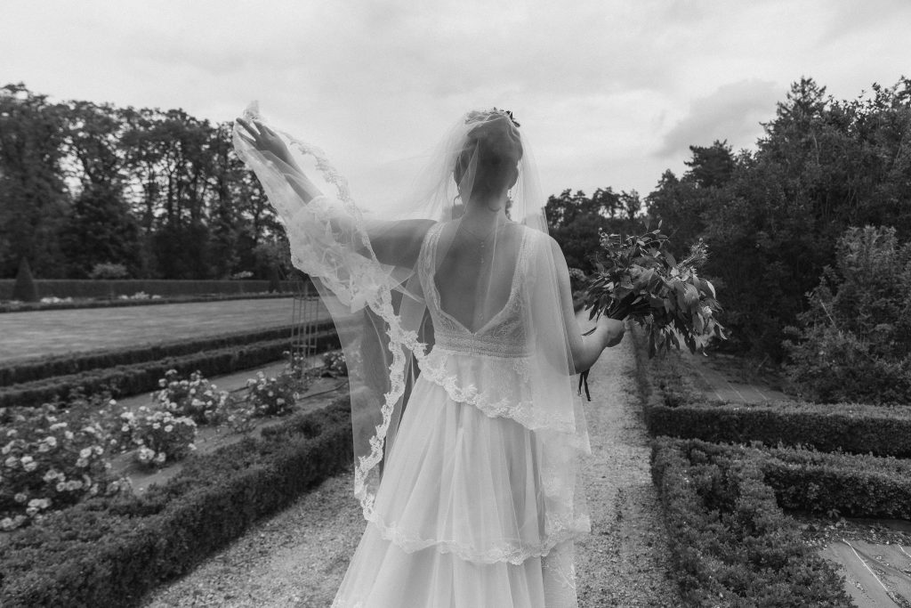 La mariée joue avec son voile pour lui donner du mouvement