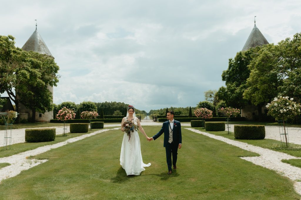 Séance couple des mariés dans le jardin du chateau