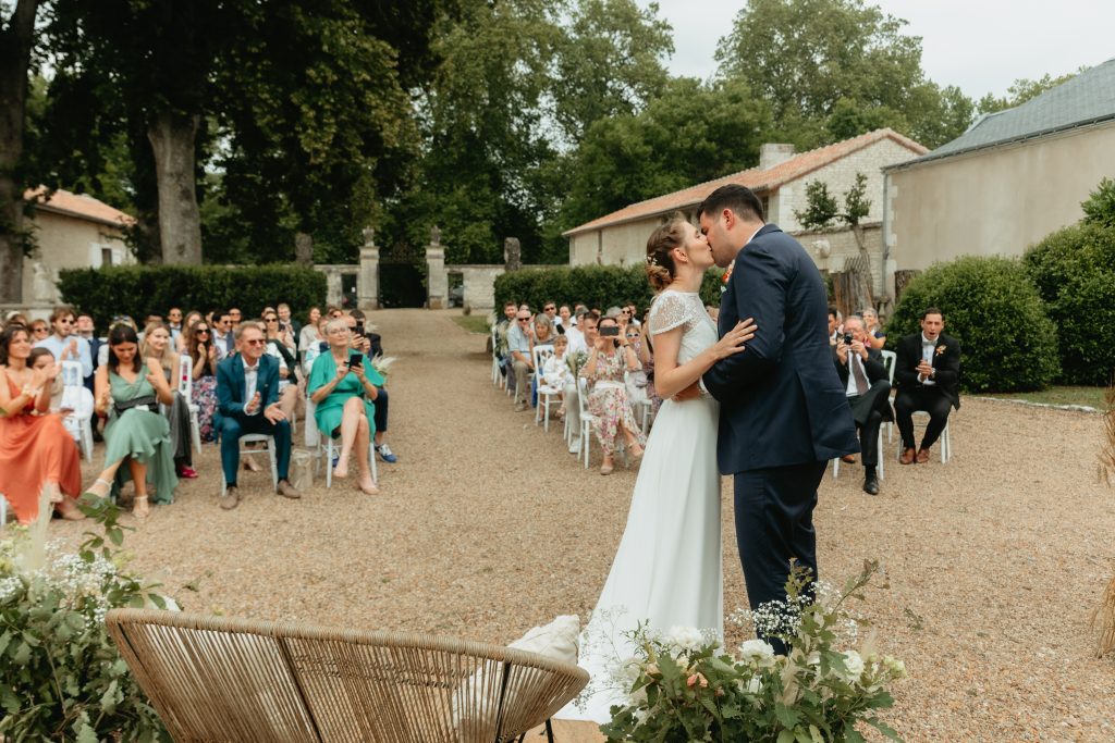Bisous des mariés après la cérémonie laïque