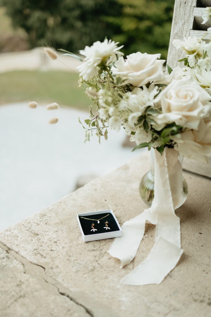Aperçu du bouquet de la mariée et des bijoux