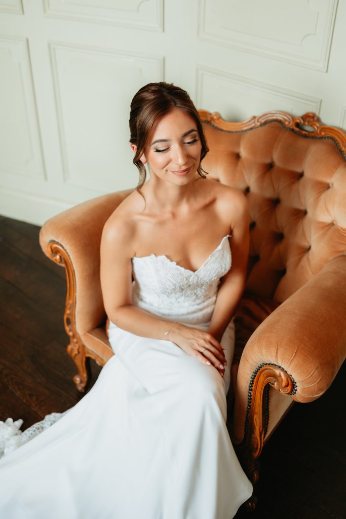 Portrait de la mariée assise sur un fauteuil