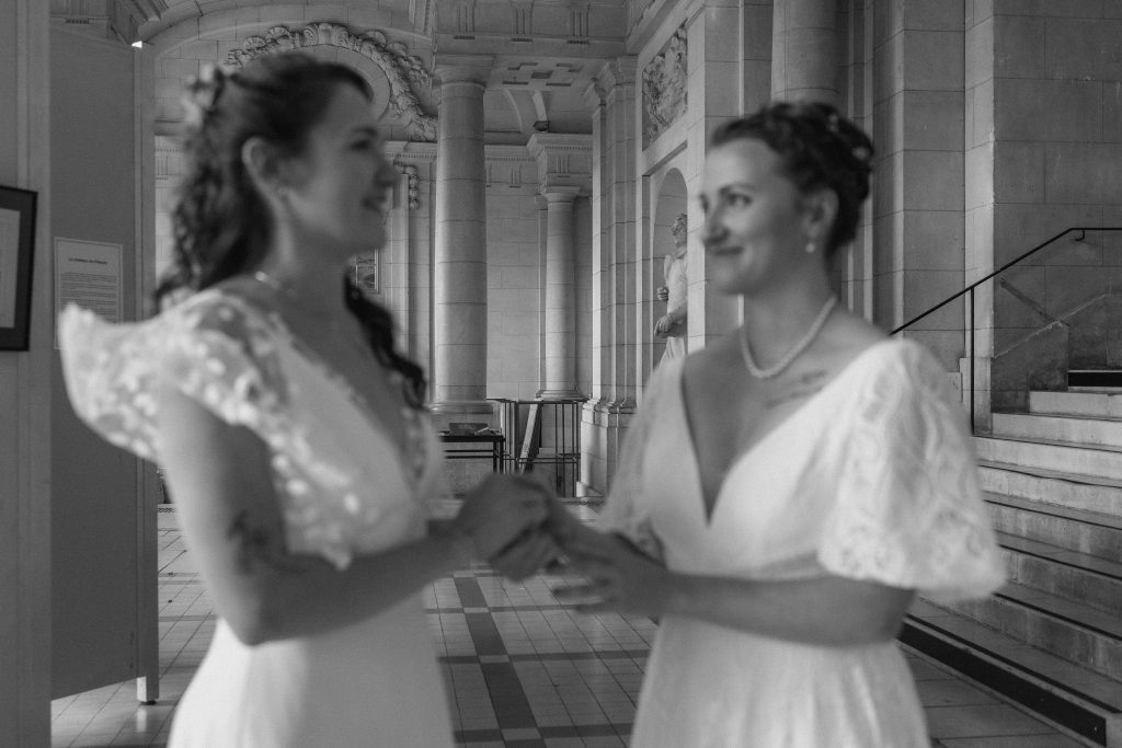 Photo volée des mariées avant la cérémonie civile