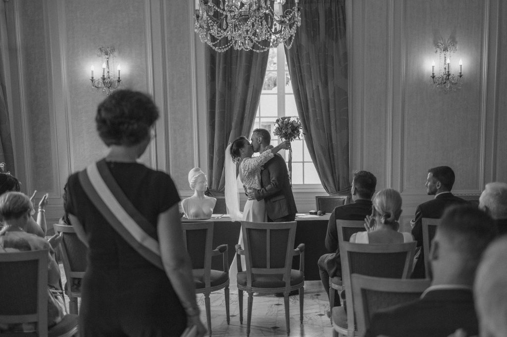 Bisous des mariés après la cérémonie civile