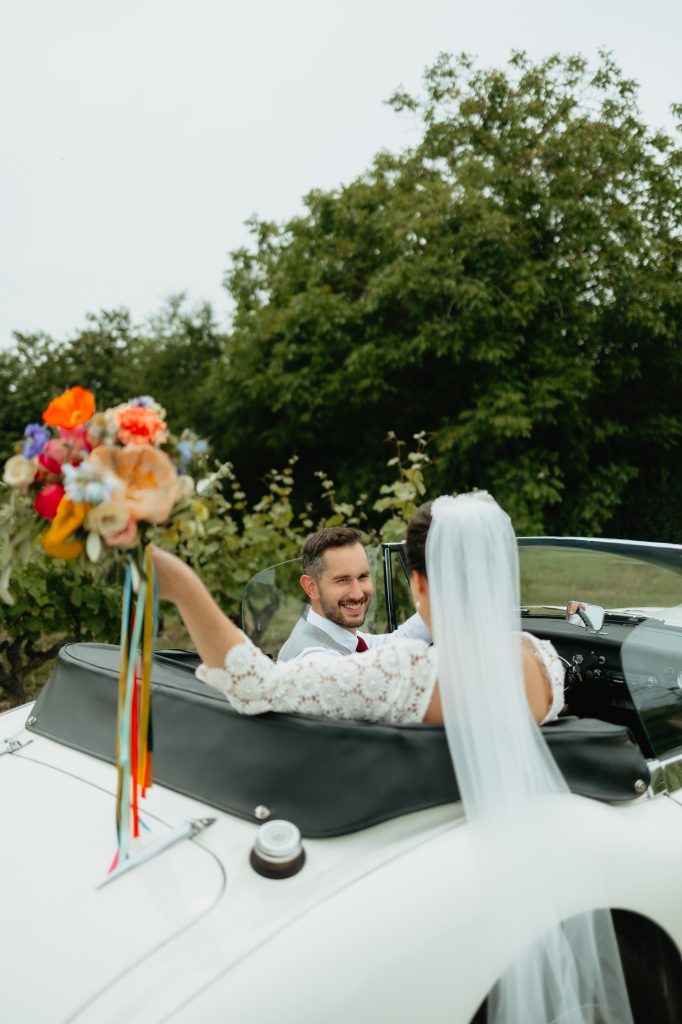 Séance couple des mariés dans la voiture