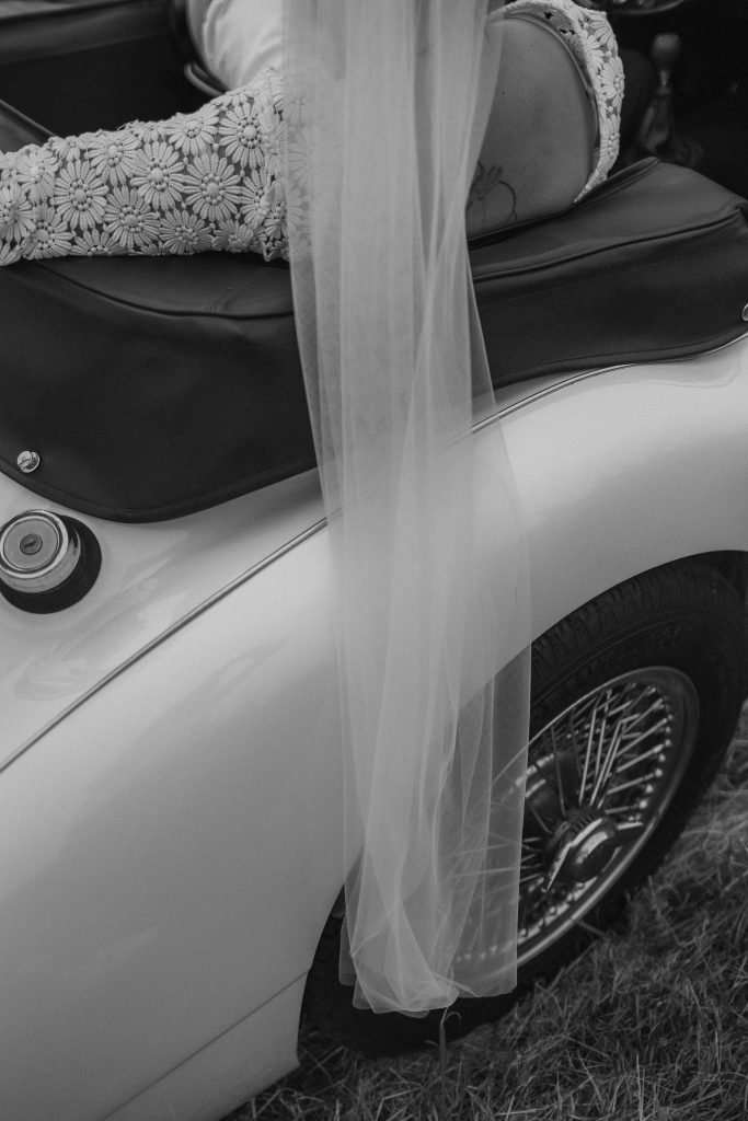 Le voile suspendu et qui est libre par dessus la voiture