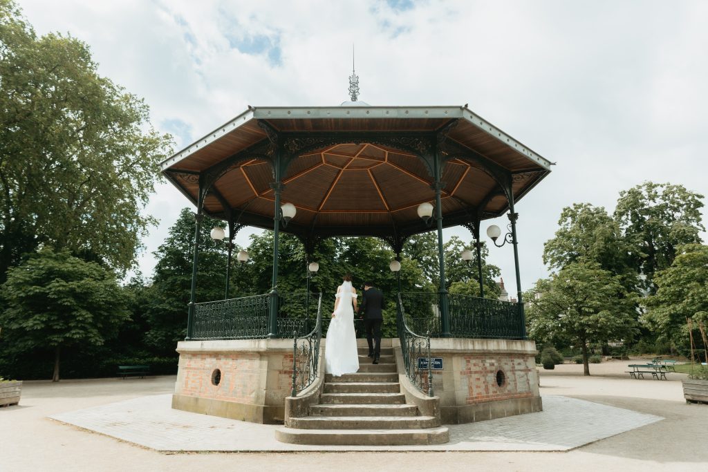 Photo des mariés sous le kiosque