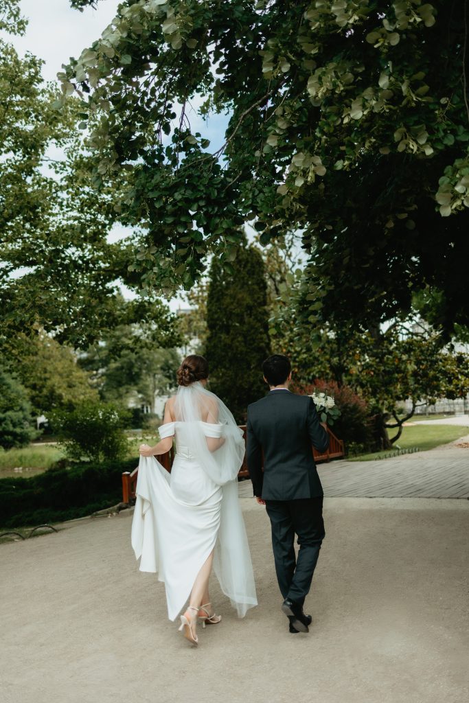Mariée qui marchent et sortent du parc