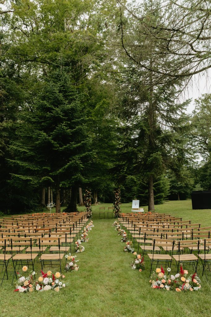 Cérémonie laïque sous les arbres dans le jardin
