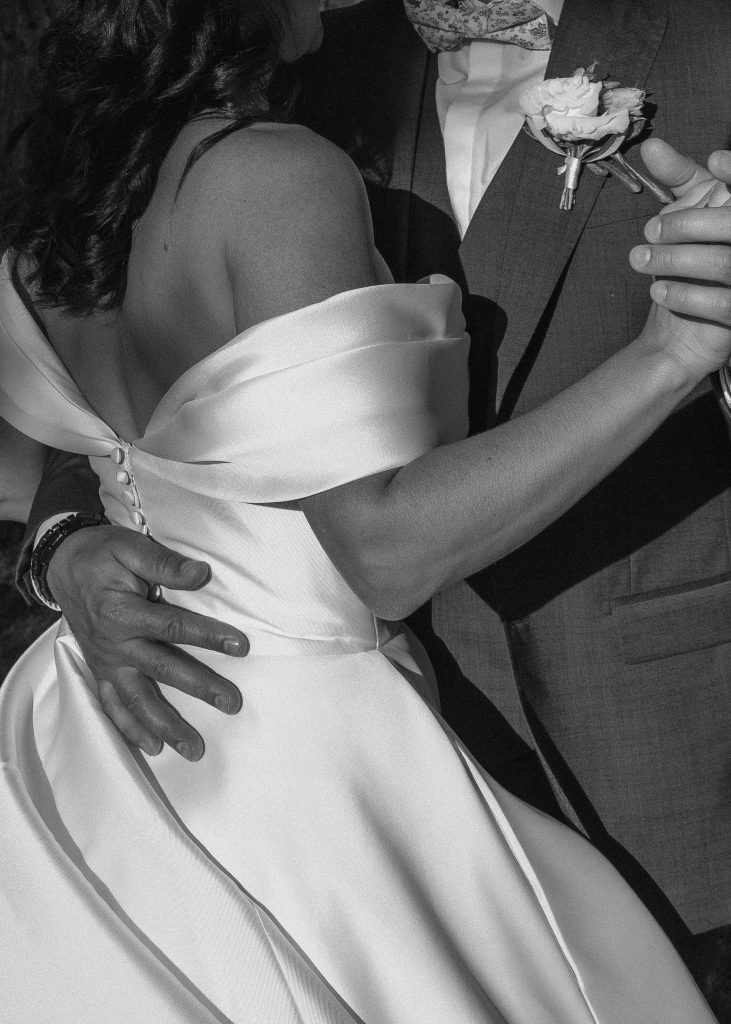 Photo noir et blanc des mariés qui dansent
