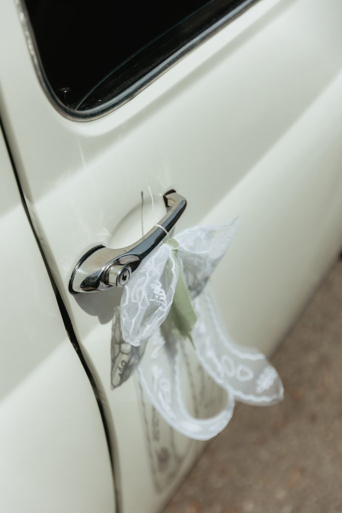 Zoom sur la décoration de la voiture des mariés