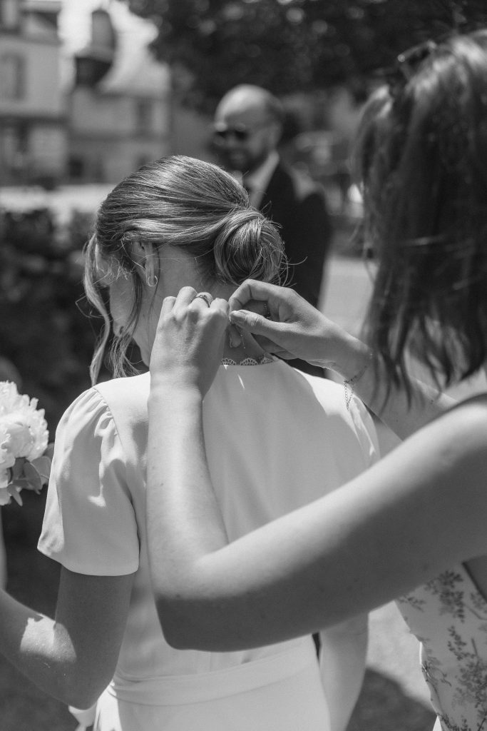 Une invité ajuste de colié de la mariée
