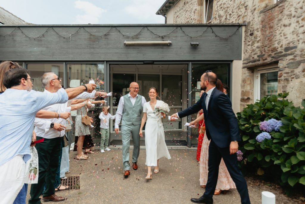 Sortie de cérémonie civile par les mariés