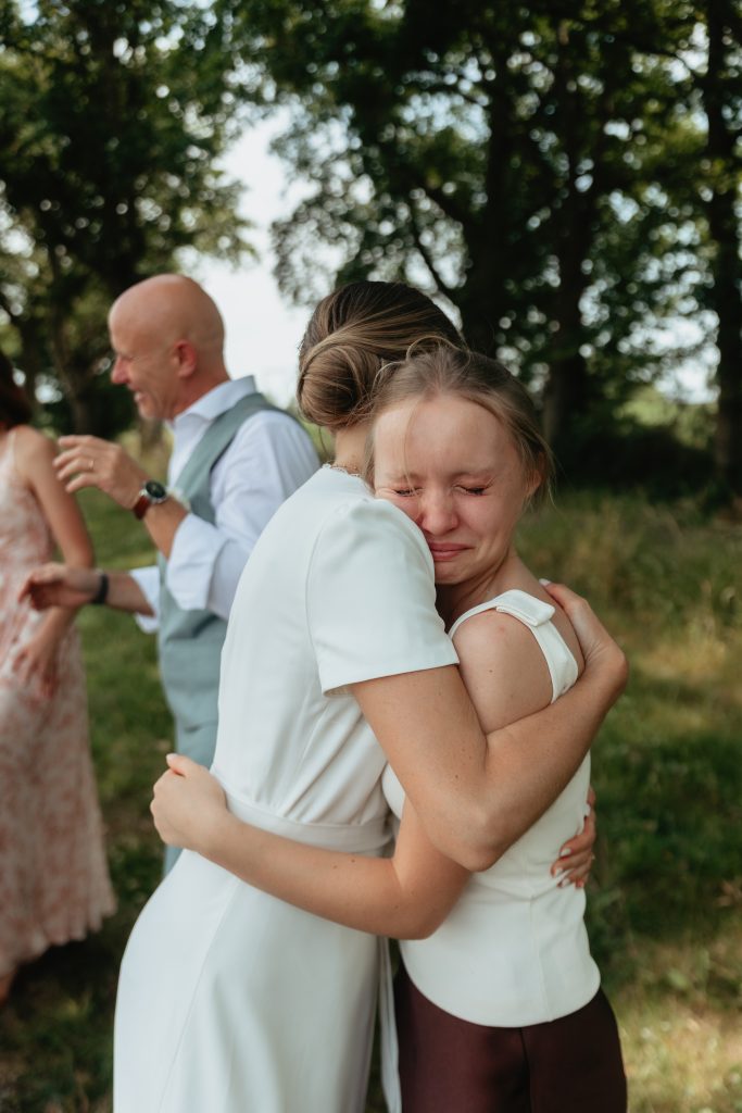 La mariée et sa fille se font un câlin
