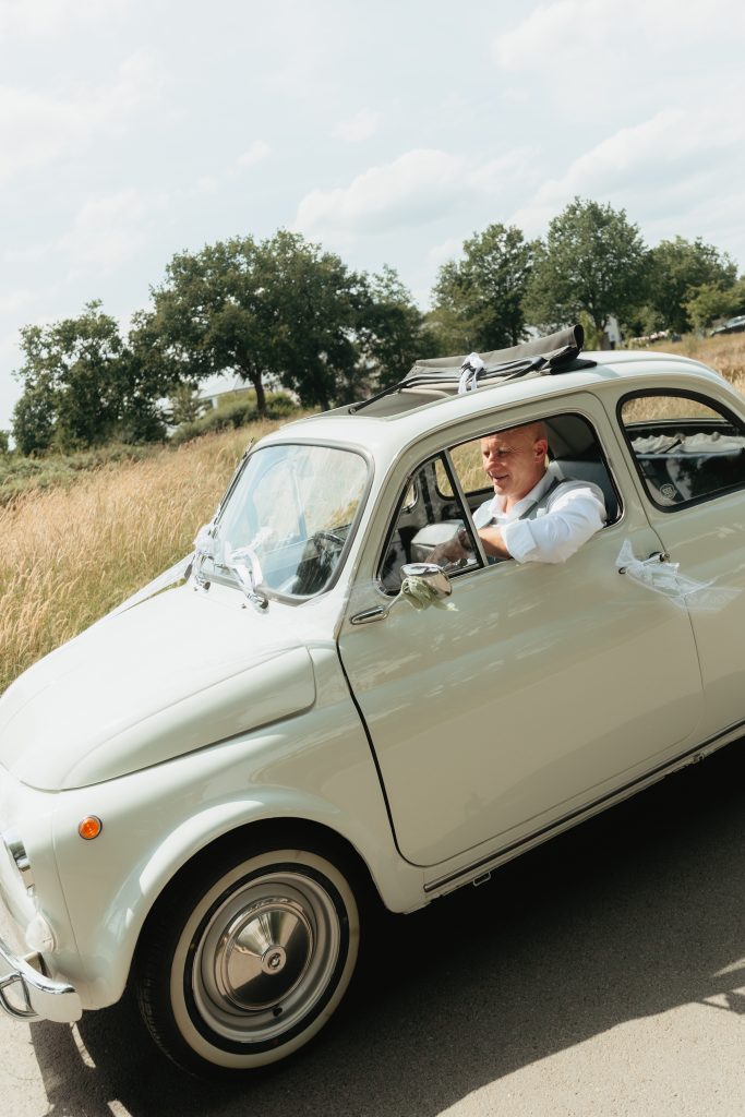 Le marié qui conduit la voiture