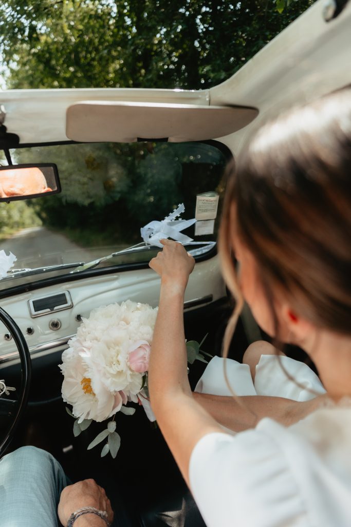 La mariée dans la voiture