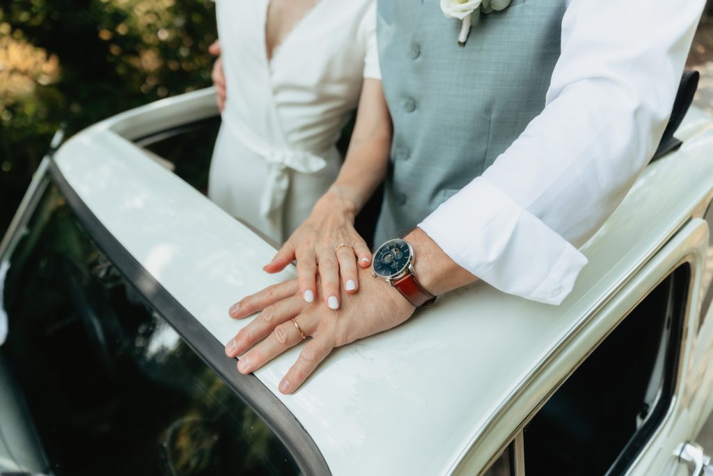 Zoom sur les mains et alliances des mariés