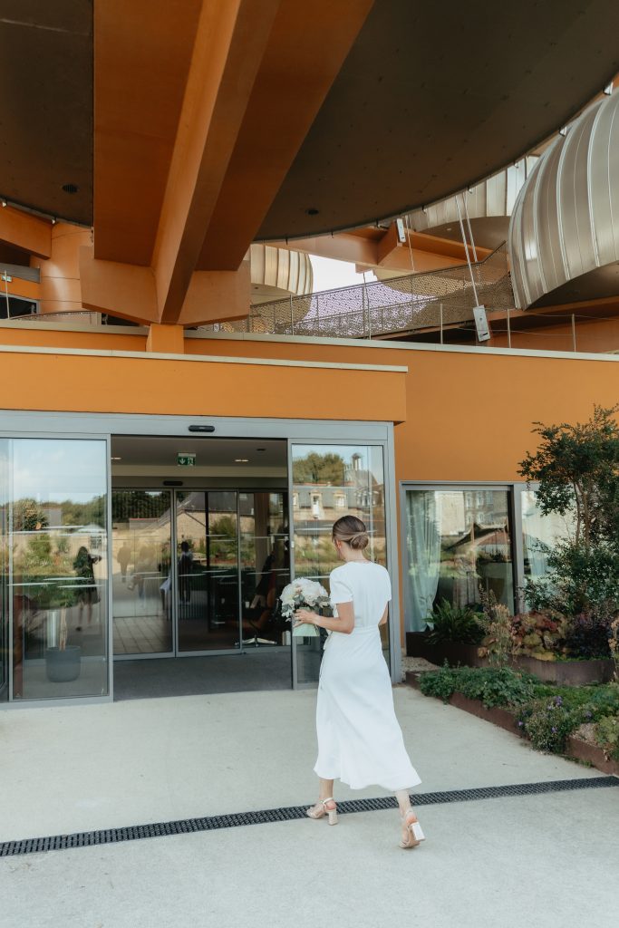 La mariée qui rentre dans l’hôtel du chateau des pères