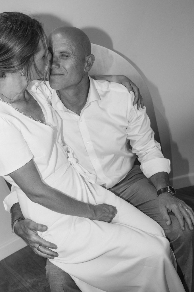 La mariée est assise sur le marié dans leur chambre