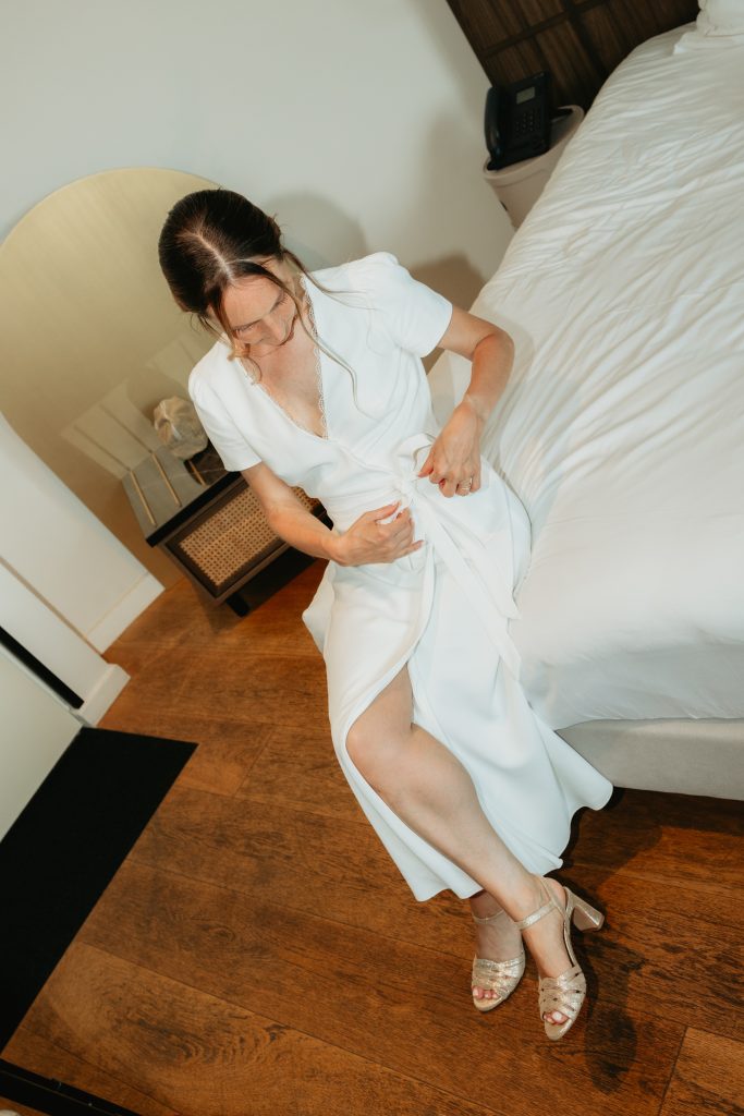 La mariée ajuste sa robe