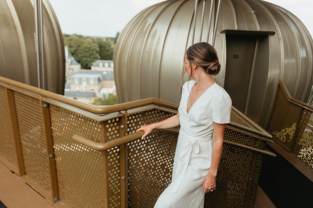 Portrait extérieur de la mariée regardant le chateau