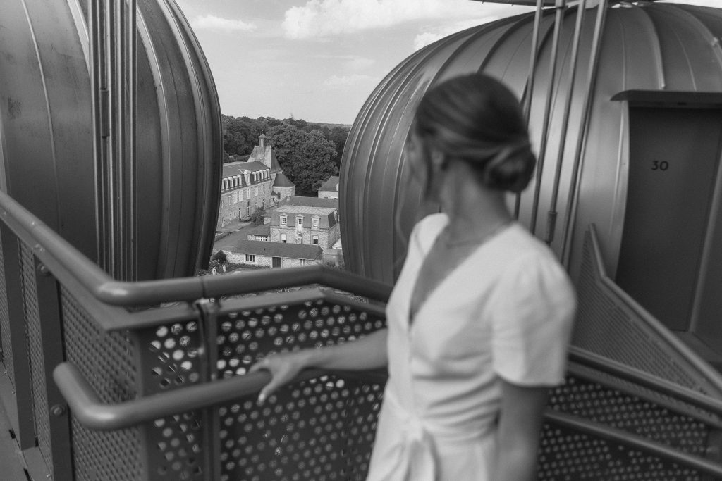 Portrait de la mariée, regard vers le chateau des pères
