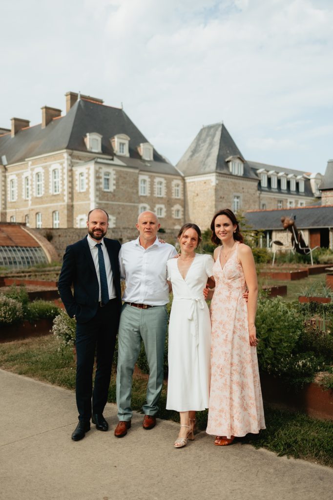 Photos de groupe devant le chateau des pères