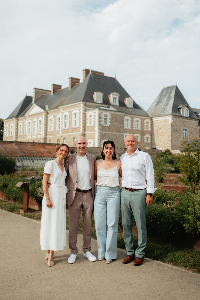 Photos de groupe devant le chateau des pères, les témoins